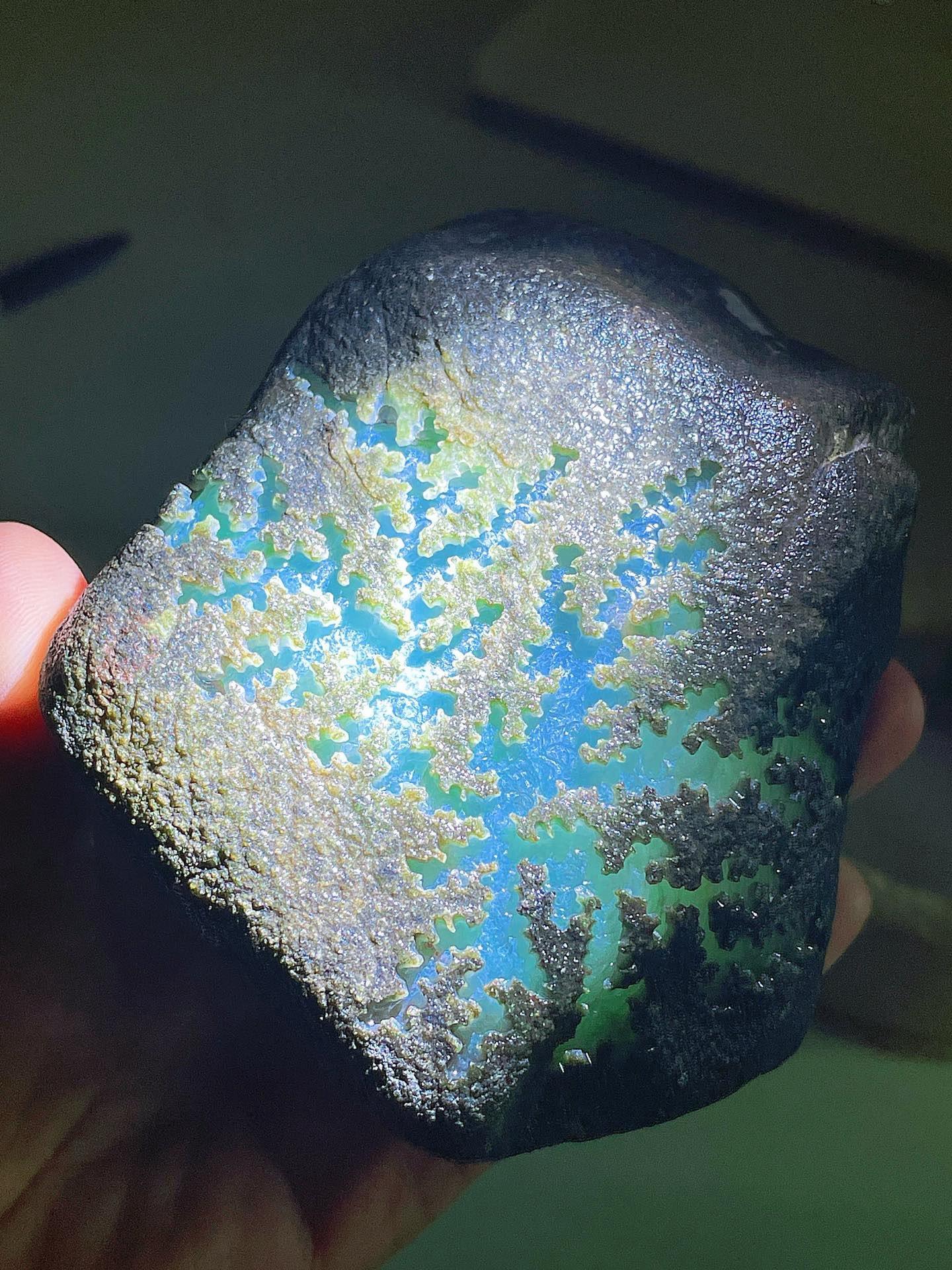 翡翠原石，大自然的馈赠，藏着岁月的痕迹